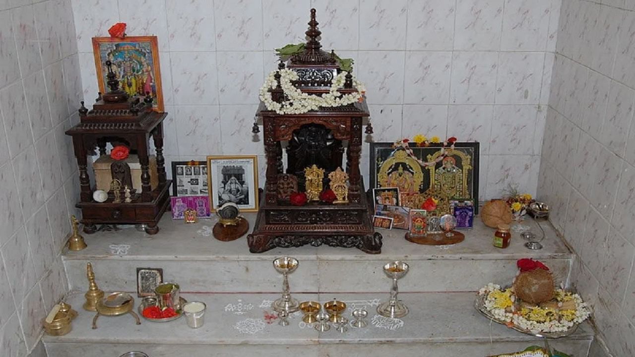 Vastu Tips ఇంట్లోని పూజగదిలో ఈ 5 వస్తువులు ఉంచితే అశుభం, మీ ఇంట్లో ఉంటే ఈరోజే తీసేయండి