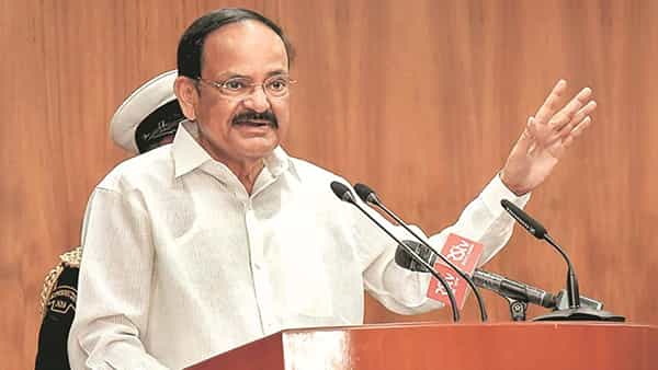 Venkaiah Naidu: ఏపీ పునర్వ్యవస్థీకరణ హామీలపై వెంకయ్య ఆరా.. పనుల్లో పురోగతి పెంచాలని సూచన