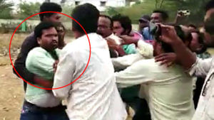 Villagers Attack: కరెంట్‌ షాక్‌తో హెల్పర్‌ మృతి.. AEని పరిగెత్తించి కొట్టిన గ్రామస్తులు