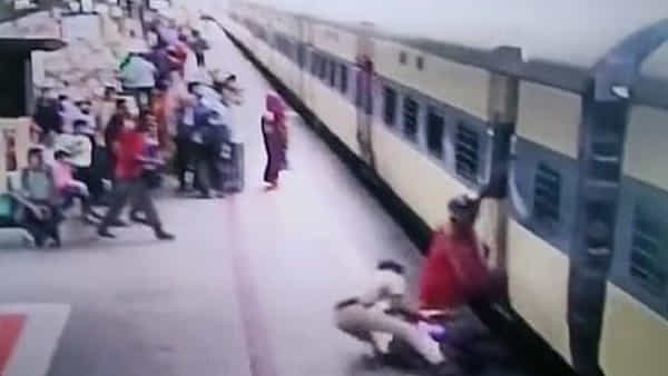 Watch Video: కొంచెం అయితే ప్రాణం పోయేది.. రెప్పపాటులో మహిళను కాపాడిన కానిస్టేబుల్.. వీడియో