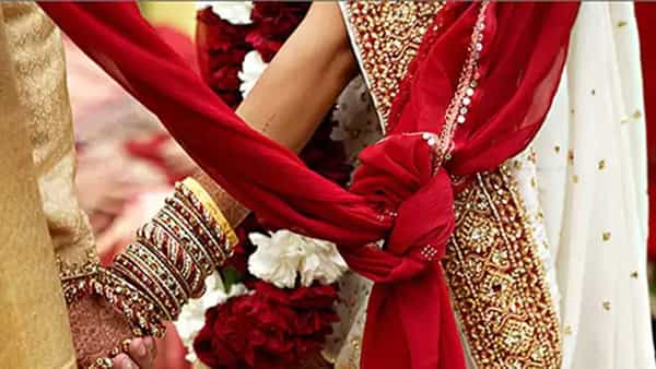 Telangana: పెళ్లి బరాత్లో అపశ్రుతి.. డ్రైవింగ్తో ప్రయోగం చేసిన వరుడు.. డ్యాన్స్ చేస్తున్నవారిపై దూసుకెళ్లిన కారు