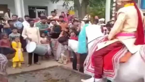Viral Video: బరాత్లో బాంబులు పేల్చారు.. సీన్ కట్ చేస్తే.. వరుడికి సీన్ సితారా అయింది.. వీడియో