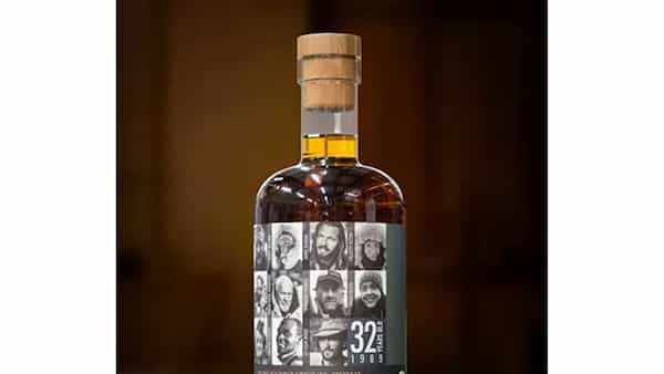 Largest Bottle: బాహుబలి విస్కీ బాటిల్.. అందులో ఎంత మద్యం పడుతుందో తెలిస్తే ఫ్యూజుల్ ఔట్..!