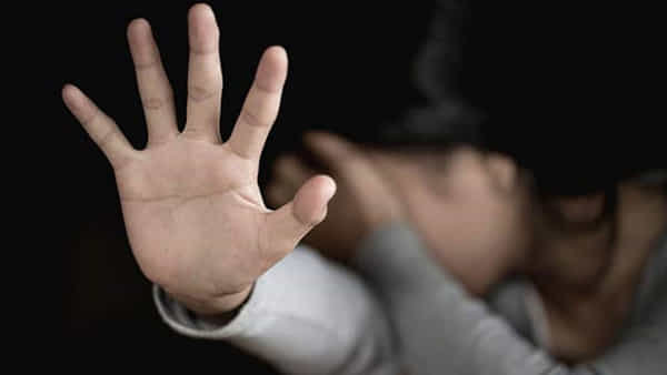 Crime News: దేశ రాజధాని ఢిల్లీలో దారుణం.. కోడలిని టెర్రస్ పైనుంచి తోసేసిన అత్తమామలు..