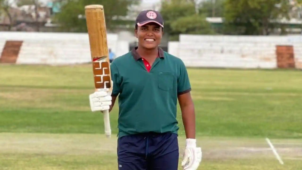 Women Cricket Kiran Navgire (1)