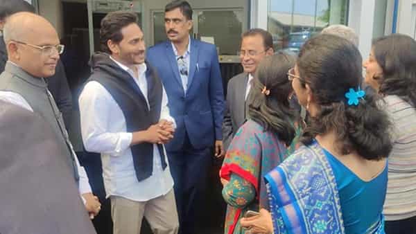 YS Jagan: డబ్ల్యూఈఎఫ్ ప్రతినిధులతో సీఎం వైఎస్ జగన్ భేటీ.. పెట్టుబడులే లక్ష్యంగా ఒప్పందాలు..!