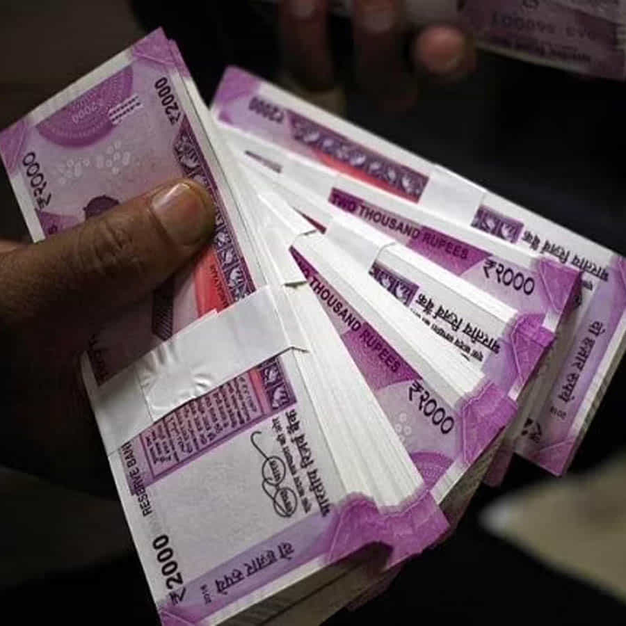 PNB: ప్రస్తుతం బ్యాంకింగ్ రంగంలో ఎన్నో మార్పులు చోటు చేసుకుంటున్నాయి. వివిధ రకాల రుణాలపై వడ్డీ రేట్లను పెంచేస్తున్నాయి బ్యాంకులు. వ్యక్తిగత రుణాలు, గృహ రుణాలకు సంబంధించి వడ్డీరేట్లను పెంచేస్తున్నాయి.