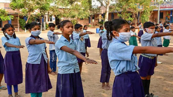 Telangana: నేటి నుంచి తెలంగాణలో తెరచుకోనున్న పాఠశాలలు.. బడి బాట పట్టనున్న 60 లక్షల మంది విద్యార్థులు..