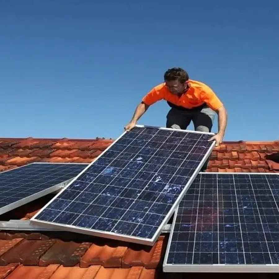 Solar Panel: మీ ఇంటికి రోజుకు 10 యూనిట్లు లేదా దాదాపు 300 యూనిట్ల విద్యుత్ వినియోగిస్తున్నట్లయితే మీరు ఏ సోలార్ ప్యానెల్ను అమర్చాలి? ఇది మీ ఇంటికి విద్యుత్ సరఫరా అవుతుందా..? విద్యుత్ వినియోగం ఎక్కువగా ఉంటే మీరు దానిని తదనుగుణంగా పెంచుకోవచ్చు.