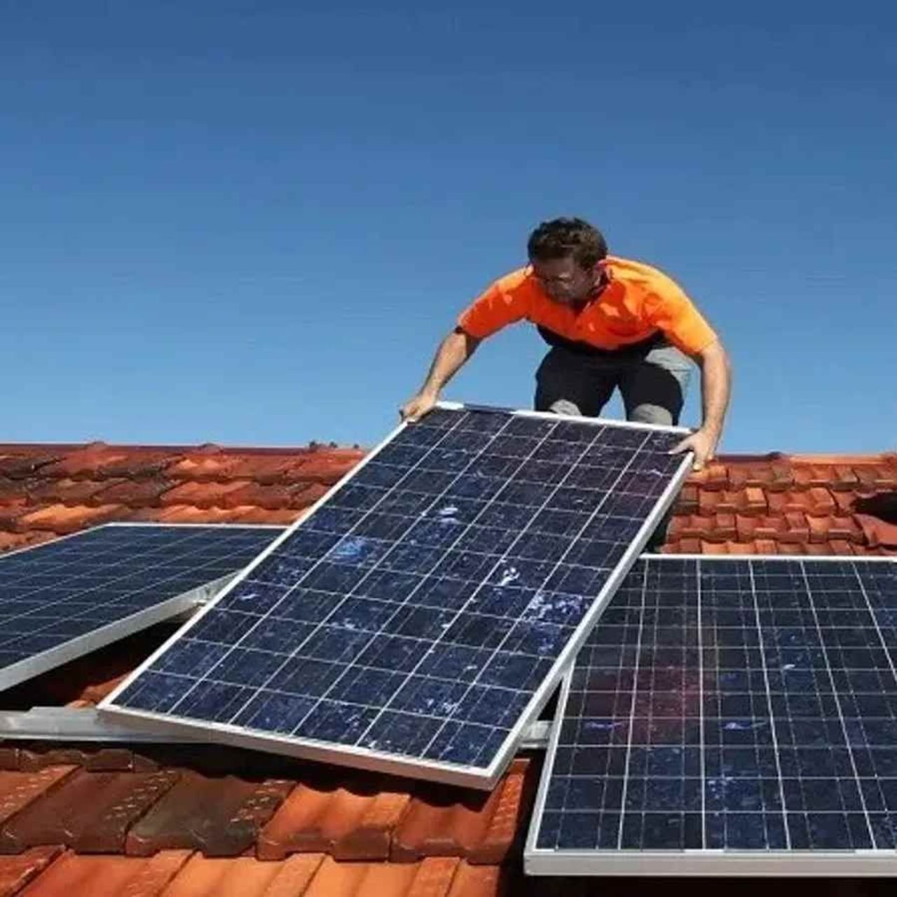 Solar Panel: మీ ఇంటికి రోజుకు 10 యూనిట్లు లేదా దాదాపు 300 యూనిట్ల విద్యుత్ వినియోగిస్తున్నట్లయితే మీరు ఏ సోలార్ ప్యానెల్‌ను అమర్చాలి? ఇది మీ ఇంటికి విద్యుత్ సరఫరా అవుతుందా..? విద్యుత్ వినియోగం ఎక్కువగా ఉంటే మీరు దానిని తదనుగుణంగా పెంచుకోవచ్చు.