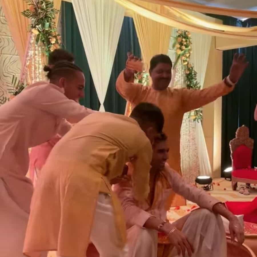 చాహర్ తన స్నేహితురాలు జయ భరద్వాజ్ని పెళ్లి చేసుకోబోతున్నాడు. మంగళవారం రాత్రి ఆగ్రాలోని ఫైవ్ స్టార్ హోటల్లో డప్పులు, డప్పుల మధ్య మెహందీ వేడుక జరిగింది. దీపక్ డ్యాన్స్ చేస్తున్న ఫోటోలు, వీడియోలు సోషల్ మీడియాలో వైరల్ అయ్యాయి.
