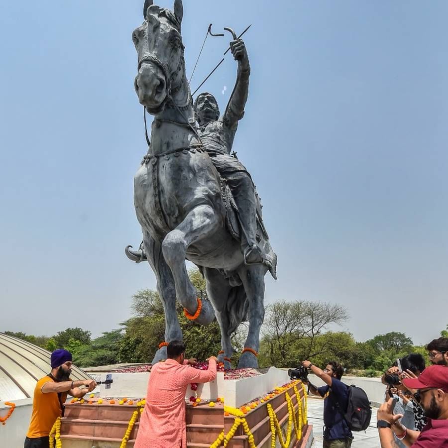  అక్షయ్ తో పాటు మానుషి చిల్లర్ , దర్శకుడు డాక్టర్ చంద్రప్రకాష్ ద్వివేది కూడా ఈ కోటను సందర్శించి, కోటలోని పవిత్ర సోమనాథ్ ఆలయాన్ని,  గంగా నదిని దర్శించుకున్నారు. 