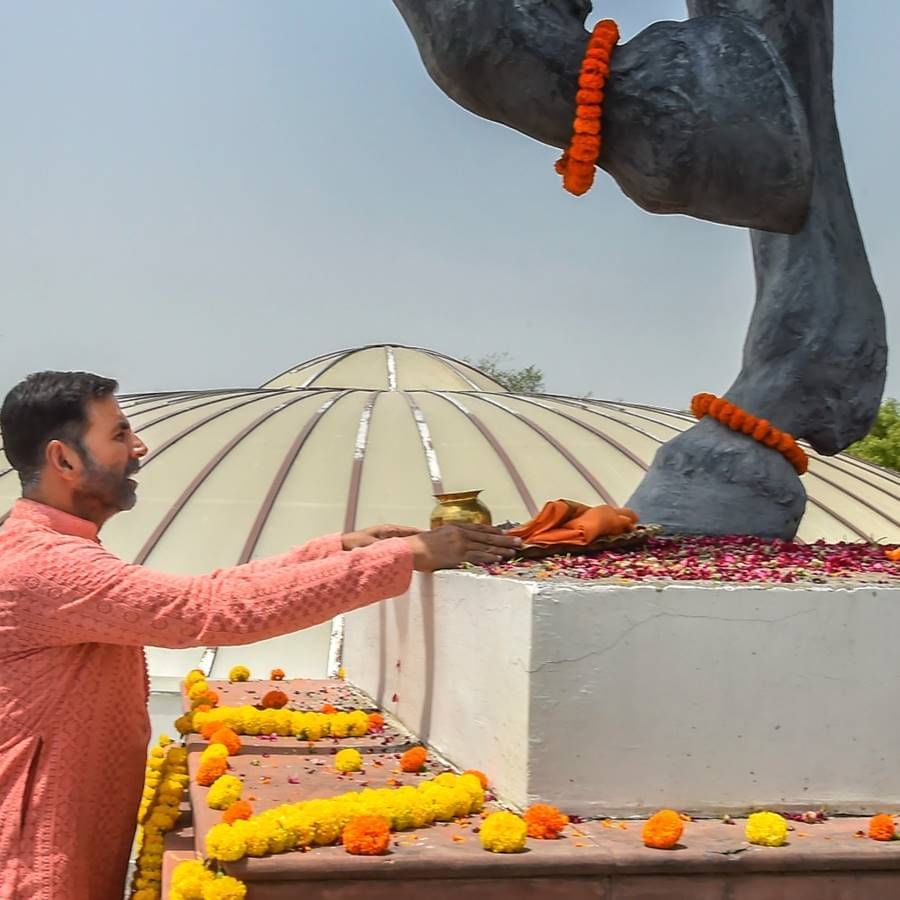  ఢిల్లీలోని ఖిలా రాయ్ పితోరా కోటను పృథ్వీరాజ్ చిత్రయూనిట్ సందర్శించారు. 