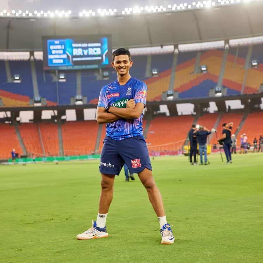 ముంబై యువ బ్యాట్స్మెన్ యశస్వి జైస్వాల్ ఐపీఎల్ తర్వాత రంజీ ట్రోఫీలో తన ప్రయాణాన్ని కొనసాగిస్తున్నాడు. ఉత్తరాఖండ్తో జరిగిన క్వార్టర్ ఫైనల్ మ్యాచ్లో జైస్వాల్ సెంచరీ సాధించి ముంబైని పటిష్ట స్థితిలో నిలిపాడు.