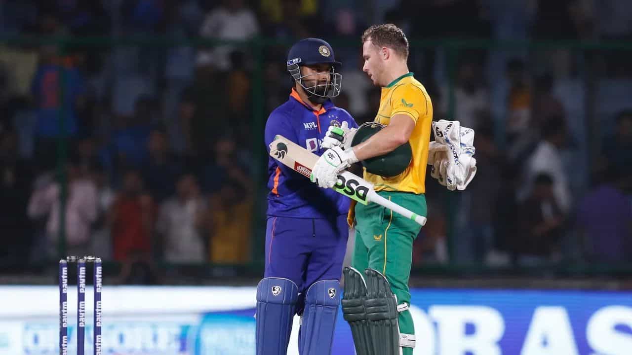 కే ఎల్ రాహుల్ గాయపడడంతో రిషభ్ పంత్ కెప్టెన్సీ పగ్గాలు అందుకున్నాడు.
