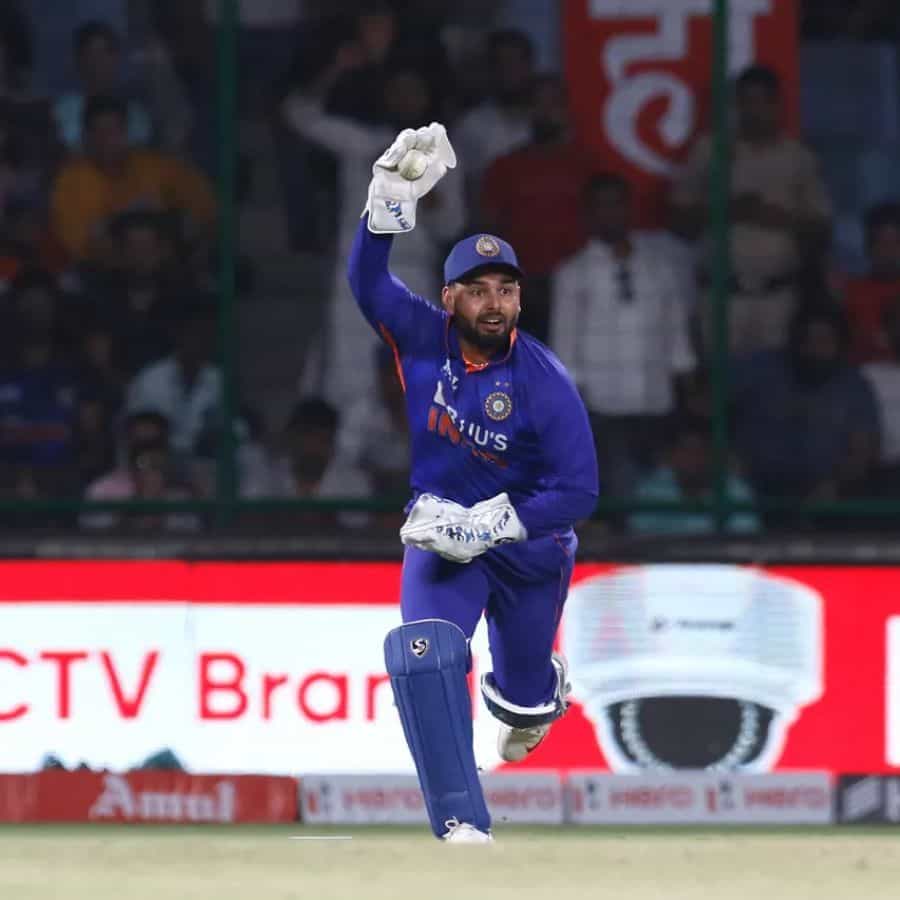 కాగా పంత్ తొలిసారి కెప్టెన్‌గా వ్యవహరించిన తొలి మ్యాచ్‌లోనే ఓడిపోయాడు. అతని కంటే ముందు విరాట్ కోహ్లీ కూడా కెప్టెన్‌గా తొలి టీ20 మ్యాచ్‌లో ఓడిపోయాడు. 2017లో ఇంగ్లండ్‌తో జరిగిన టీ20లో కోహ్లి తొలిసారిగా టీమిండియాకు కెప్టెన్‌గా వ్యవహరించాడు. 