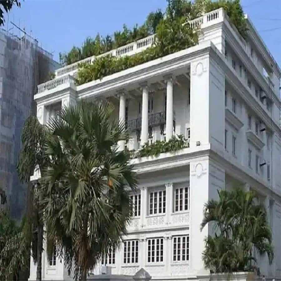 నవీన్ జిందాల్ యాజమాన్యంలోని జిందాల్ హౌస్: ఢిల్లీలోని లీఫీ జోన్లోని రాజకీయ-పారిశ్రామికవేత్త నవీన్ జిందాల్ సొగసైన గృహం. నగరంలో అత్యంత ఖరీదైన ప్రాంతాల్లో ఇది ఒకటి. 3 ఎకరాల్లో ఉన్న ఈ బంగ్లా విలువ రూ.125-150 కోట్లు ఉంటుందని అంచనా.