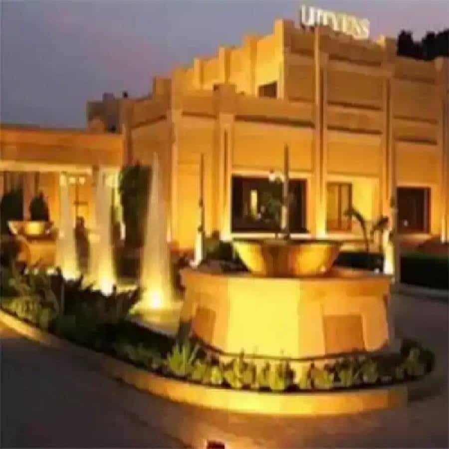 Top 9 Most Expensive Houses: రుయా హౌస్, ఎస్సార్ గ్రూప్ యాజమాన్యంలోని 2.24 ఎకరాలలో ఎస్సార్ గ్రూప్, వ్యాపార దిగ్గజం రుయా బ్రదర్స్కు చెందినది. ఇది ఢిల్లీ మధ్యలో ఉంది. నివేదికల ప్రకారం ఇంటి విలువ దాదాపు రూ.120 కోట్లు.