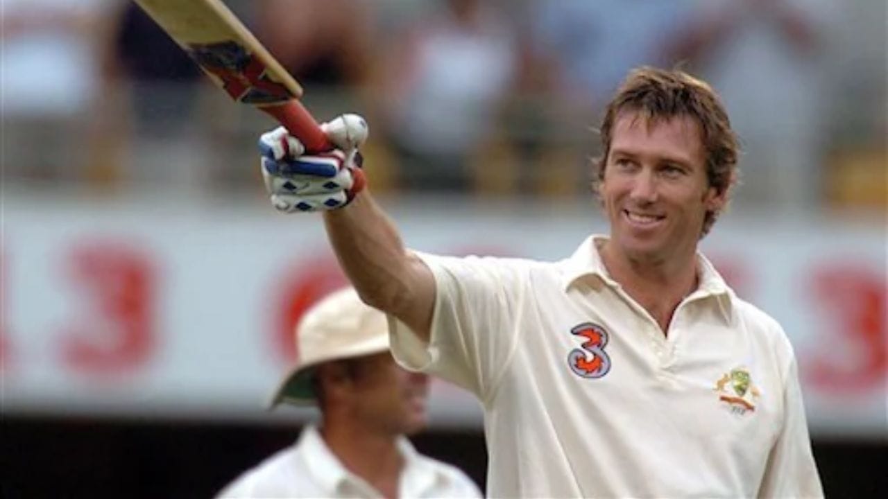 ఆస్ట్రేలియాకు చెందిన గ్లెన్ మెక్గ్రాత్ నాలుగో స్థానంలో నిలిచాడు. ఈ ఆస్ట్రేలియా లెజెండరీ బౌలర్ 128 ఇన్నింగ్స్ల్లో 603 పరుగులు చేశాడు. అతని సగటు 7.63గా నిలిచింది. వెస్టిండీస్కు చెందిన కోర్ట్నీ వాల్ష్ ఐదో స్థానంలో ఉన్నాడు. వాల్ష్ 122 ఇన్నింగ్స్ల్లో 553 పరుగులు చేశాడు.