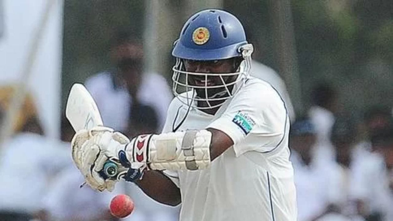 శ్రీలంకకు చెందిన ముత్తయ్య మురళీధరన్తో కలిసి సంయుక్తంగా నంబర్ వన్లో ఉన్నాడు. బోల్ట్ 78 ఇన్నింగ్స్లలో చాలా పరుగులు పూర్తి చేశాడు. మురళీధరన్ 98 ఇన్నింగ్స్లలో 623 పరుగులు చేశాడు. బోల్ట్ సగటు 16.39 కాగా, మురళీధరన్ సగటు 11.32గా నిలిచింది.