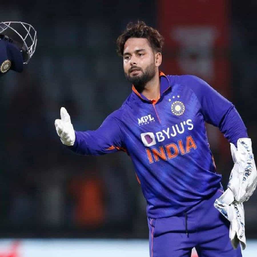 తొలిసారిగా జట్టుకు నాయకత్వం వహిస్తున్న రిషబ్ పంత్పై ప్రస్తుతం అందరి దృష్టి నెలకొంది. అయితే, తొలి మ్యాచ్లోనే ఓటమితో తన అంతర్జాతీ సారథ్యాన్ని రిషబ్ పంత్ ప్రారంభించాడు.
