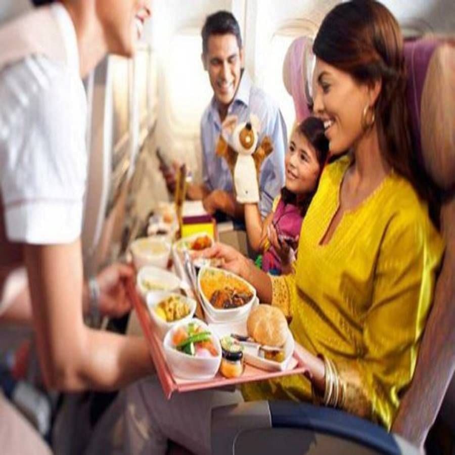 Plane Traveling Eating Tips: ప్రయాణంలో అనవసరమైన ఆహారం తినడం వల్ల మూడ్ పాడవుతుంది. విమానంలో ప్రయాణించేటప్పుడు కూడా అదే జరుగుతుంది. విమానంలో ప్రయాణించేటప్పుడు మనం ఎలాంటి ఆహారానికి దూరంగా ఉండాలో తెలుసుకోండి.