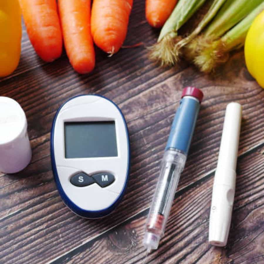 what foods can diabetics eat: మధుమేహం భారిన పడితే అంత తేలికగా దాని నుంచి బయటపడలేము. రక్తంలో చక్కెర స్థాయిలను నియంత్రించుకోవడం ఒక్కటే మార్గం. తెలిసో.. తెలియకో.. కొంత మంది మధుమేహ వ్యాధిగ్రస్తులు రోజువారీ ఆహారంలో విషంతో సమానమైన కొన్ని రకాల ఆహారాలను తింటుంటారు. ఏ విధమైన ఆహారాలకు దూరంగా ఉండాలో ఆ సమాచారం మీకోసం..
