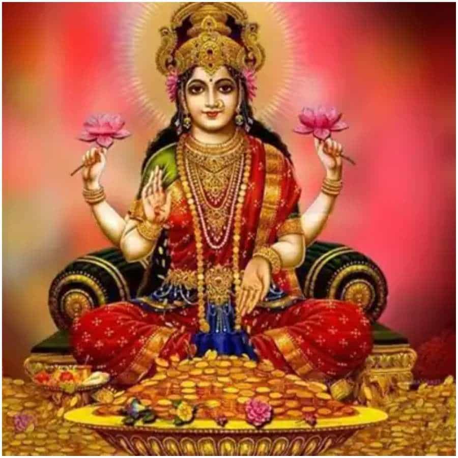 తామర పువ్వు: శ్రీ మహా విష్ణువు, లక్ష్మీదేవికి తామర పువ్వు అంటే చాలా ఇష్టం. లక్ష్మీ దేవి పూజలో తామర పువ్వును సమర్పించాలి. ఆ తరువాత, ఈ పువ్వును నగదు పెట్టెలో పెట్టాలి. ఆ పువ్వు ఆరిపోయినప్పుడు తీసివేయొచ్చు. ఈ తామరపువ్వును ఖజానాలో ఉంచడం ద్వారా లక్ష్మీదేవి కటాక్షిస్తుందని విశ్వాసం.