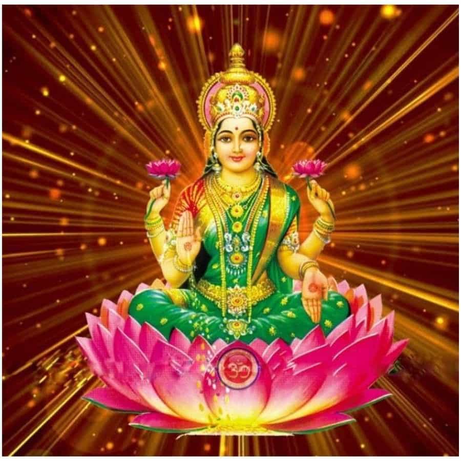 ఎరుపు వస్త్రం: లక్ష్మీదేవికి ఎరుపు రంగు చాలా ప్రీతికరమైనదని అంటారు. శుక్రవారం నాడు 11 లేదా 21 రూపాయలను ఎరుపు రంగు వస్త్రంలో ఒక వస్త్రంలో కట్టి ఉంచాలి. ఇలా చేయడం వల్ల ఆర్థిక లాభం కలుగుతుంది.