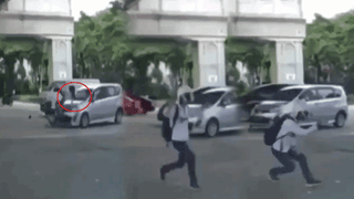 బుల్లెట్‌ ప్రూఫ్‌ జాకెట్‌లో కోతి.. పోలీసుల కాల్పుల్లో మృతి