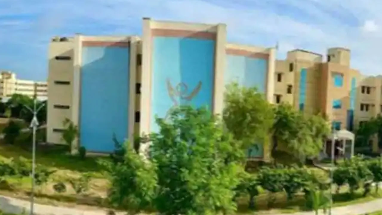 Basara IIIT: బాసర ట్రిపుల్ ఐటీలో టెన్షన్ టెన్షన్.. రెగ్యులర్ వీసీని నియమించాలంటూ రోడ్డెక్కిన విద్యార్థులు