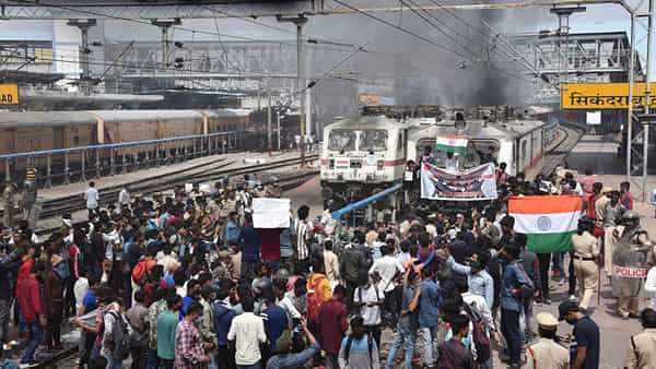 Agnipath Protest: సికింద్రాబాద్ రైల్వే స్టేషన్ ఆందోళనకారులపై పోలీసుల చర్యలు.. 14 సెక్షన్ల కింద కేసు నమోదు..