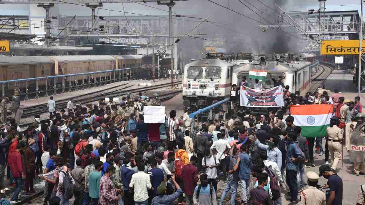 Agnipath Protest: చంచల్‌గూడ జైలు దగ్గర యువకుల తల్లిదండ్రుల పడిగాపులు..!