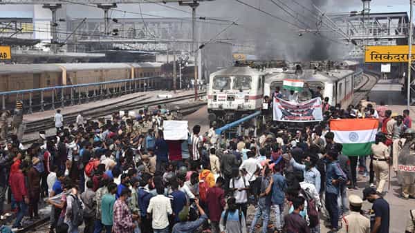 Agnipath Protest: చంచల్గూడ జైలు దగ్గర యువకుల తల్లిదండ్రుల పడిగాపులు..!