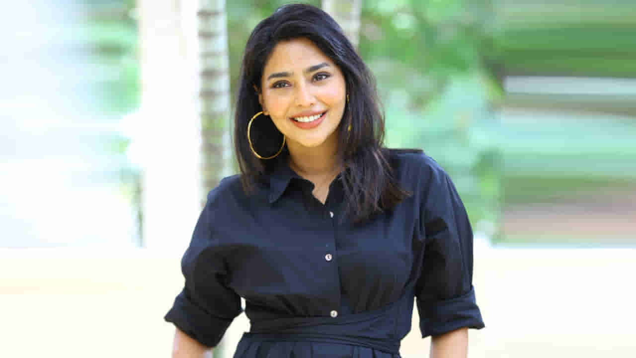 Aishwarya Lekshmi: అలాంటి పాత్రలలో నటించాలనుకోవడం లేదు.. ఎప్పటికీ చేయలేను.. గాడ్సే బ్యూటీ కామెంట్స్ వైరల్..