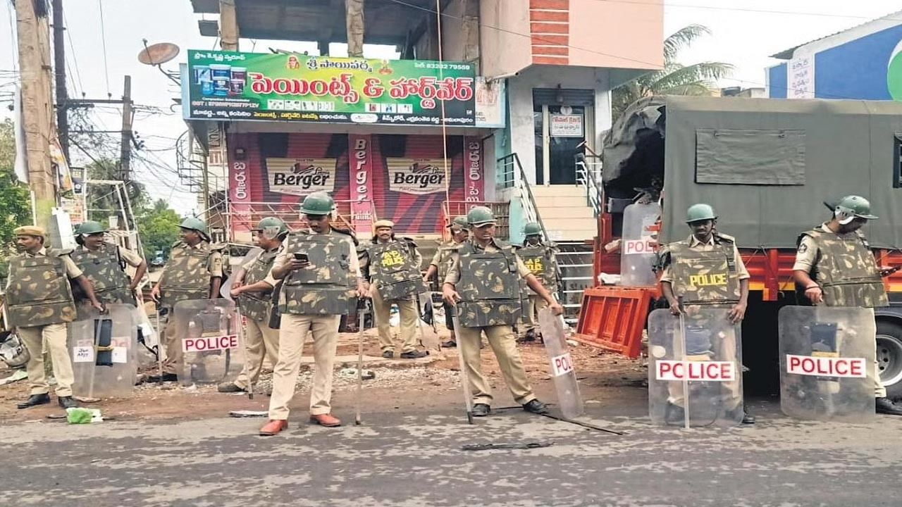 Amalapuram Riots: అమలాపురం అల్లర్ల కేసులో వైసీపీ కీలక నేతల పై కేసులు.. దూకుడు పెంచిన పోలీసులు..