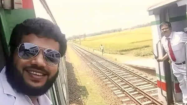 Viral Photo: వామ్మో, రెండు రైళ్లు పక్కపక్కన వెళ్తుండగా సెల్ఫీ.. సోషల్ మీడియాను షేక్ చేస్తున్న ఫోటో, ట్విస్ట్ ఏంటంటే..