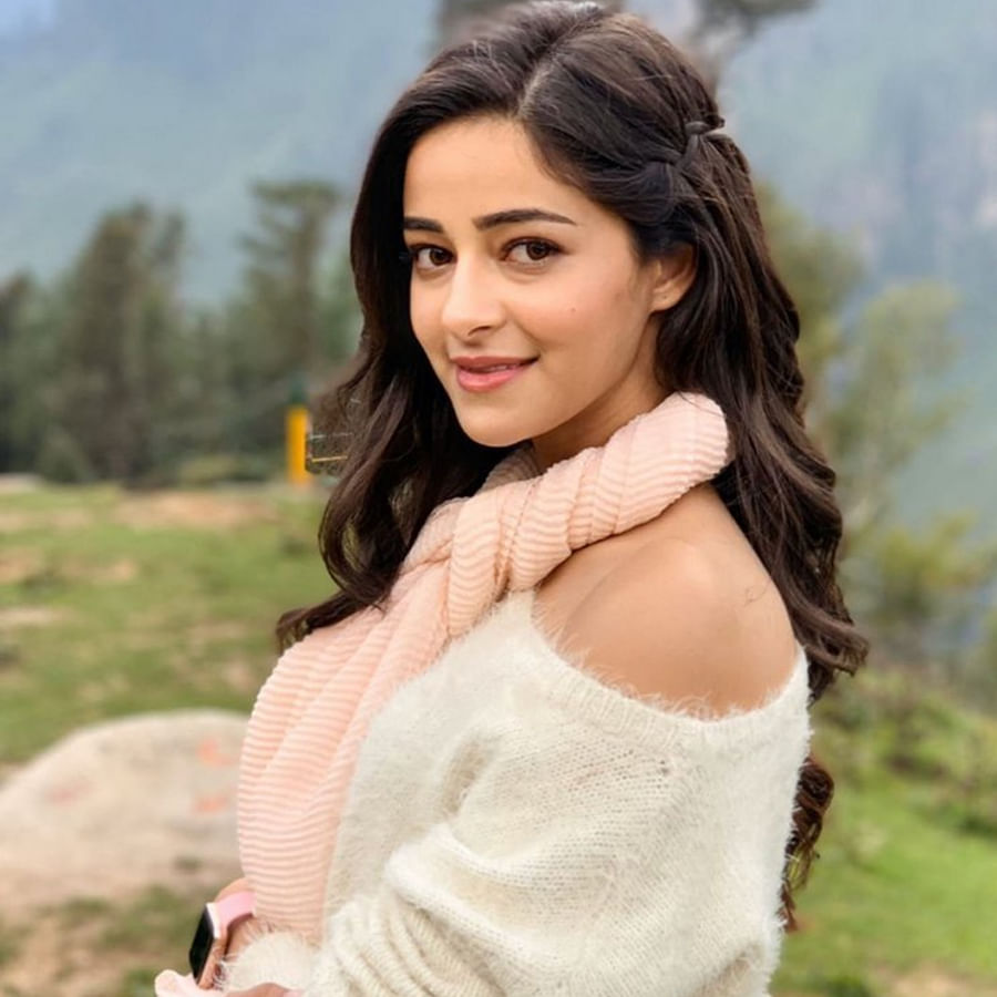  బాలీవుడ్ స్టార్ చుంకీ పాండే కూతురు అనన్య పాండే హీరోయిన్ గా 2019 సంవత్సరంలో ఇండస్ట్రీకి పరిచయం అయ్యింది