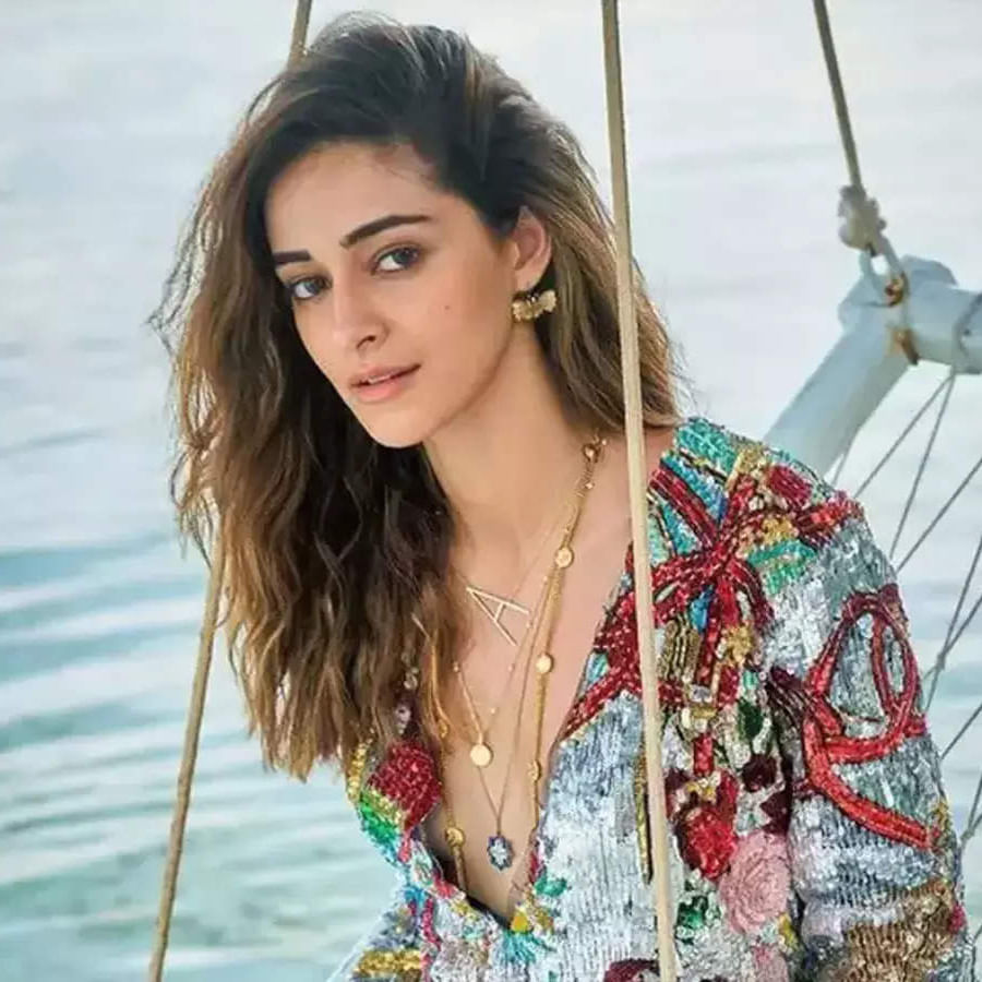  ఈ అమ్మడు బాలీవుడ్ లో మోస్ట్ క్రేజీ హీరోయిన్ గా మారిపోయింది. హీరోయిన్ గా ఎంతగా ఆఫర్లు వచ్చినా కూడా సోషల్ మీడియాలో ఈ అమ్మడి అందాల ఆరబోత ఏమాత్రం తగ్గడం లేదు