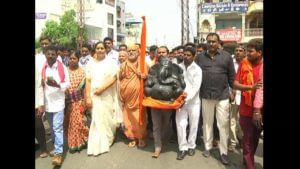 Telangana : వినాయక విగ్రహ ఏర్పాటు వివాదాస్పదం.. అక్కడ గ్లోబ్‌ ఏర్పాటుతో గొడవ.. ఉద్రిక్తత