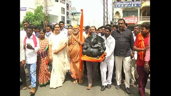 Telangana : వినాయక విగ్రహ ఏర్పాటు వివాదాస్పదం.. అక్కడ గ్లోబ్ ఏర్పాటుతో గొడవ.. ఉద్రిక్తత