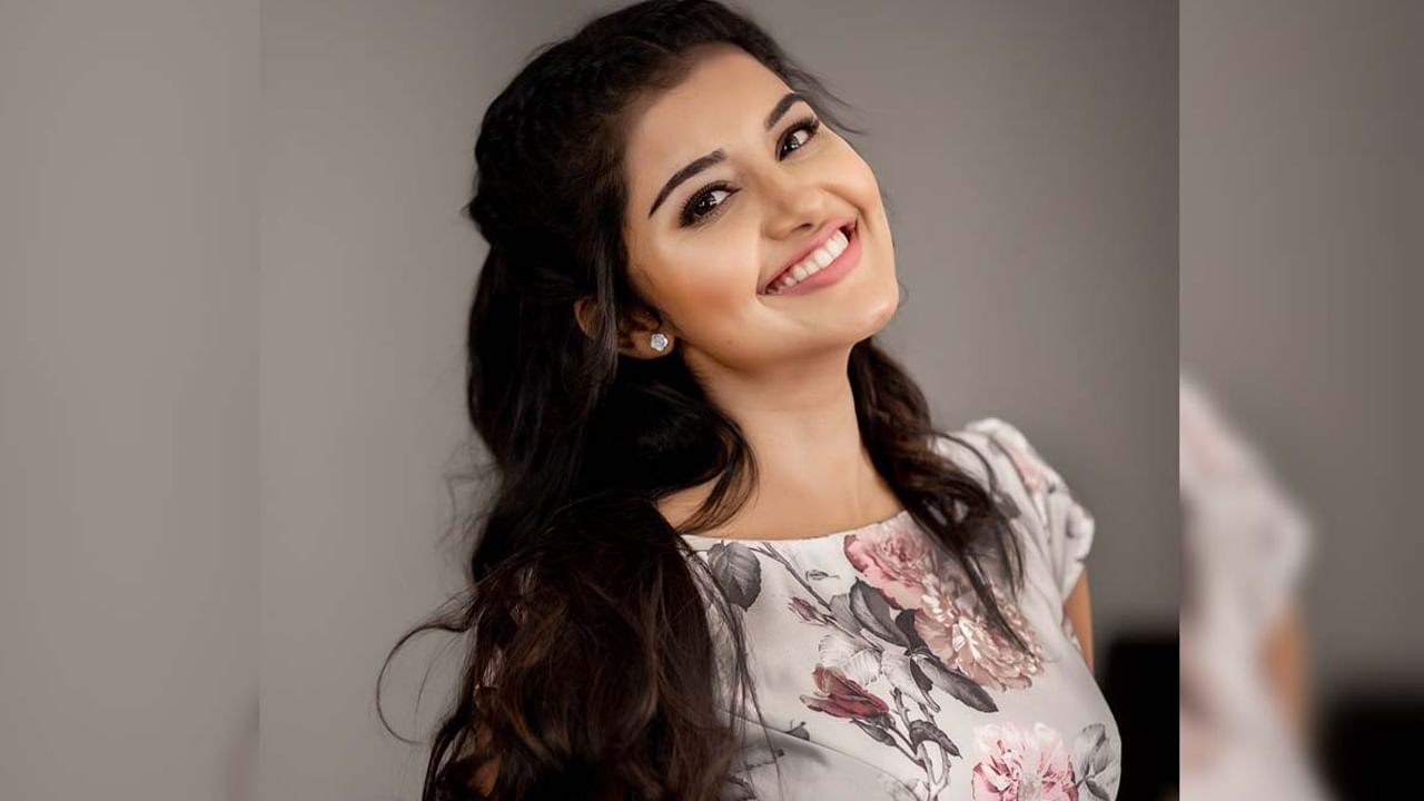 Anupama Parameswaran: ఆ స్టార్ హీరో సినిమా కోసం బుర్ఖాలో థియేటర్‏కు వెళ్లాను.. ఇంట్రెస్టింగ్ కామెంట్స్ చేసిన అనుపమ..