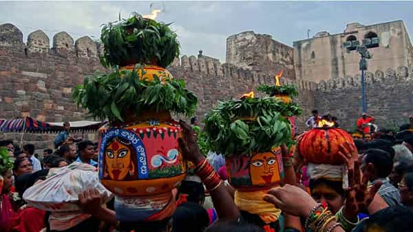 Bonalu Festival: నేడు బోనమెత్తనున్న భాగ్యనగరం.. గోల్కొండ జగదాంబికా అమ్మవారికి మొదటి బోనం సమర్పించనున్న భక్తులు