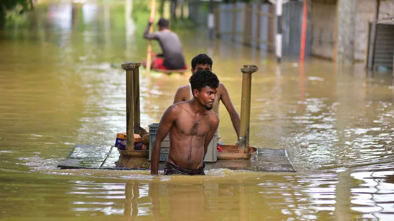 Assam Floods: ప్రకృతి ప్రకోపానికి విలవిలలాడుతోన్న అసోం.. నిరాశ్రయులైన లక్షలాది మంది..