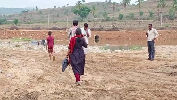 సుదీర్ఘకాలంగా ఇరిగేషన్ శాఖలో పనిచేస్తున్న అధికారిని, ఇసుక లీలలు అన్నీఇన్నీ కావు..