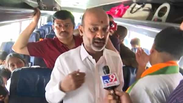 Bandi Sanjay: డీజిల్ సెస్సు పేరుతో సీఎం కేసీఆర్ దోపిడీ.. ఆర్టీసీ ఛార్జీల పెంపుపై బండి సంజయ్ ఆందోళన..