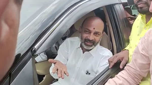 Bandi Sanjay Arrest: బండి సంజయ్ అరెస్ట్.. బిక్కనూర్ టోల్ప్లాజా వద్ద ఉద్రిక్తత