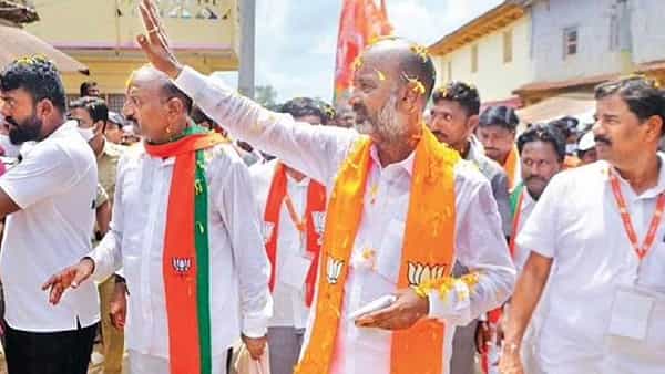 Bandi Sanjay: మార్పు కోసం ప్రజలు ఎదురు చూస్తున్నారు.. బహిరంగ సభ వేదిక వద్ద బండి సంజయ్ భూమి పూజ..