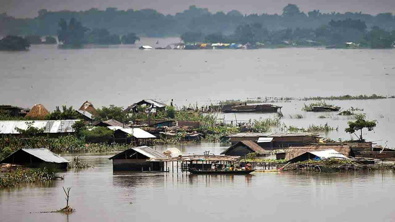 Bangladesh Floods: బంగ్లాదేశ్ ను వణికిస్తున్న భారీ వర్షాలు.. నిలిచిపోయిన రవాణా.. టెలిఫోన్ సేవలకు అంతరాయం