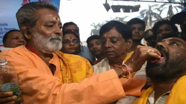 Bathini Fish Prasadam: అసలు విషయం తెలియక.. చేప ప్రసాదం కోసం క్యూ కడుతున్న జనాలు..
